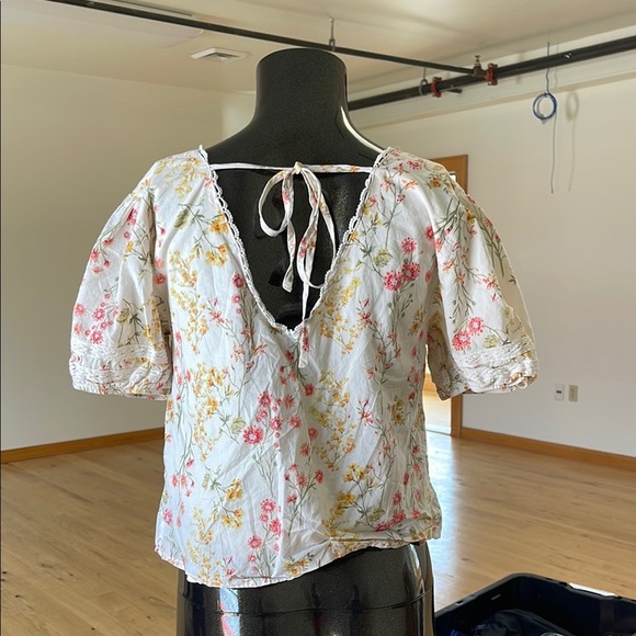 MNK Cream Floral Puff Sleeve Blouse with tie back - Picture 4 of 7